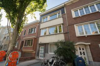 <p><span>Bent u op zoek naar een leuke investering of naar een startersappartement? Op deze prima residentiële ligging bieden wij U een op te frissen appartement van ca 86m² groot gelegen in een kleinschalig gebouw nabij de parken in de Pulhofwijk. Leefruimte op origineel parket, keuken aan de voorzijde, badkamer en 2 slaapkamer wo 1 met aansluitend terras, aan de achterzijde. Uitstekende EPC en conforme elektriciteitsekeuring. Drie ondergrondse kelders inbegrepen. Snel beschikbaar!</span></p>