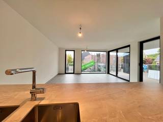 Dit super mooie <strong>2 slaapkamer appartement</strong> ligt op de <strong>eerste</strong> verdieping van het nieuwbouwproject Postiljon in het centrum van Kruishoutem. Het appartement is nog maar net afgewerkt. Momenteel wordt de laatste hand gelegd aan de <strong>schilderwerken</strong> en de plaatsing van <strong>lichtarmaturen en gordijnrails</strong> zodat u binnenkort kan genieten van een perfect afgewerkt geheel.<br /><br />Dit lichtrijke twee-slaapkamer appartement beschikt over een ruime leefruimte met veel lichtinval, een volledig ingerichte keuken met inductie kookplaat, koelkast, vaatwas, oven en microgolfoven, een comfortabele badkamer met inloopdouche, een ruime technische berging met aansluiting voor wasmachine en een apart toilet. Aan de leefruimte paalt het gezellige overdekt terras, aan één van de slaapkamers heeft u een tweede terras. Dit appartement is tevens uitgerust met een waterverzachter.<br /><br />In de huurprijs van dit appartement zitten tevens een <strong>ondergrondse staanplaats</strong> en <strong>ondergrondse berging</strong> inbegrepen.<br /><br /><strong>Domicilie verplicht</strong><br /><strong>Huurprijs : 995 Euro per maand</strong><br /><span>Huurwaarborg : 3 maanden huur</span><br /><strong>Gemeenschappelijke lasten : 65 Euro provisie per maand</strong><br /><span>Er zijn individuele tellers voor water en electriciteit.</span><br /><strong>Beschikbaar : 15/06/2026</strong><br /><span>Bezoeken enkel na afspraak.</span><br /><br /><span>Een bezoek plannen? Dit kan enkel via onze website www.stellarimmo.be/te-huur. Ga naar het pand en klik op de Een bezoek aanvragen knop onder de foto van de makelaar.</span><br /><br /><strong>Verdere info via martine@stellarimmo.be</strong>