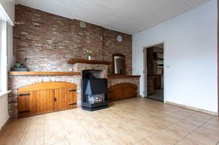 Goed onderhouden, praktische woonst te Essen-Hoek. De woning bestaat o.a. uit een inkom met een apart toilet, een vestiaire, een open leefruimte...