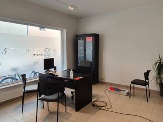 In het centrum van Izegem staat dit handelspand te huur van ca. 45 m².Omvat:- inkom/wachtruimte van ca. 3 m²- open ruimte van ca. 35 m² -...