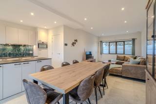 Ontdek deze recent gerenoveerde, ruime woning te Westende dorp op enkele minuten van het strand, horecazaken en nog zoveel meer!<br />Een instapklare woning die comfort, ruimte en hedendaagse afwerking perfect combineert voor vaste bewoning, tweede verblijf of als investering.<br /><br />Deze woning werd ingedeeld als volgt:<br />Inkomhal met gastentoilet, woonkamer, open keuken uitgevend op de ruime aangelegde tuin.<br />Via de trap, op de 1ste verdieping vinden we wederom een afzonderlijk toilet, 2 ruime slaapkamers en een badkamer met inloopdouche.<br />Op verdieping 2 vinden we het de 3de slaapkamer, de 2de badkamer met ligbad, en derde toilet en een technische bergruimte.<br /><br />Tot slot zijn alle benodigdheden aanwezig (evacuatieplannen, brandblussers, etc.) om deze woning in regel te stellen met het logiesdecreet.<br /><br />Enkele troeven:<br />Ruime woning <br />Op wandelafstand van het strand, stadscentrum en horeca<br />Hoogwaardig afgewerkt<br />Energiezuinig<br />Gemeubeld<br /><br />Aarzel niet en vraag nu uw bezoek aan voor dit prachtige eigendom.