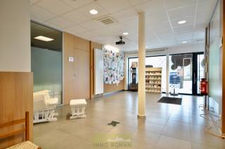 Gelijkvloers handelspand, ideaal gelegen in het centrum, veel parkeergelegenheid! <br />Het pand bestaat uit een ruime inkomhal met ontvangstruimte, 4 kantoorruimtes, 2 bergingen, technische ruimte, sanitaire ruimte, geïnstalleerde keuken.<br />Centrale verwarming op aardgas, airco.<br />Terras. 2 parkeerplaatsen.<br />Gemeenschappelijke kosten: 50 euro/maand.<br />Vrij vanaf 1 juli 2026.<br /><br /><br /><br /><br /> 