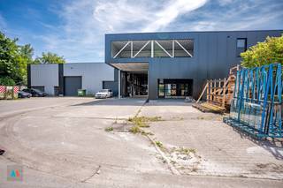 Gunstig gelegen in een KMO-zone en uitstekend bereikbaar via de E19Deze goed uitgeruste loods van ca. 450 m² biedt een vrije hoogte van 5,40 m,...