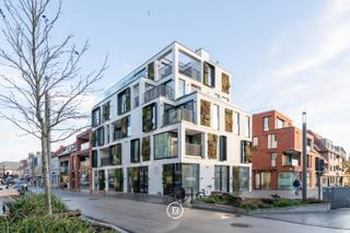 In het bruisende centrum van Oostkamp, op de hoek van de Kortrijksestraat en de vernieuwde Schooldreef, bevindt zich dit...