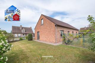 Op zoek naar een rustig gelegen woning met een praktische indeling en een mooie tuin? Deze alleenstaande woning, gebouwd in 1995, bevindt zich in een zeer kalme en aangename woonwijk in Desselgem.<br /><br />De woning is gelegen op een perceel van 745 m² en beschikt over een bewoonbare oppervlakte van 145 m². Bij het betreden van de woning komt u in de inkomhal met gastentoilet. De lichtrijke leefruimte sluit aan op de gesloten keuken, wat zorgt voor een gezellige en functionele woonindeling.<br /><br />Op het gelijkvloers bevinden zich verder twee volwaardige slaapkamers, een badkamer en een praktische berging. De zolderverdieping werd ingericht als extra slaapkamer, wat extra mogelijkheden biedt voor een gezin, hobbyruimte of bureau.<br /><br />Buiten geniet u van een volledig aangelegde tuin waar het heerlijk vertoeven is in alle rust en privacy. Daarnaast beschikt de woning over een losstaande garage, die bovendien vergund is.<br /><br />Troeven van deze woning:<br /><br />- Rustige en kindvriendelijke ligging<br />- Alleenstaande woning<br />- 3 slaapkamers (waarvan 1 op zolder)<br />- Volledig aangelegde tuin<br />- Vergunde losstaande garage<br />- Praktische indeling<br /><br />Kortom, een ideale woning voor wie op zoek is naar rust, ruimte en comfort in een aangename omgeving.<br /><br />Vraag nu uw bezoek aan via tom@immoroba.be of 0497/85.80.52.