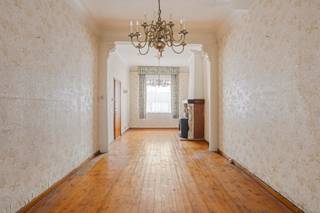 <p>Op de Boomsesteenweg in Willebroek bevindt zich deze ruime, te renoveren gesloten bebouwing met maar liefst vier volwaardige slaapkamers, een gezellige tuin en extra bergruimte. De woning biedt een uitstekende basis voor wie graag zijn eigen woonproject vormgeeft.<br />Bij het betreden van de woning komen we via de inkom- en traphal in de gezellige leefruimte, aansluitend op de eetplaats en de keuken. Verder vinden we op het gelijkvloers nog de badkamer. Boven de keuken en badkamer is nog een kleine bergzolder aanwezig. <br />Op de eerste verdieping bevinden zich twee ruime slaapkamers; dezelfde indeling vinden we terug op de tweede verdieping, wat deze woning ideaal maakt voor grotere gezinnen, thuiswerk of hobbyruimtes.<br />Daarnaast beschikt de woning over een handige kelder, perfect voor extra opslag. Achteraan ligt een leuke tuin met tuinhuis en atelier, ideaal voor tuinliefhebbers of wie graag creatief bezig is.<br />De woning is volledig te renoveren, waardoor ze een uitstekende opportuniteit vormt voor wie op zoek is naar een betaalbare woning met potentieel op een vlot bereikbare locatie.<br />Interessante extra: de koper heeft de mogelijkheid om een garage aan de overzijde van de straat aan te kopen voor €25.000.<br />Benieuwd naar de mogelijkheden van deze woning? Dit is het perfecte project voor wie droomt van een volledig zelf te realiseren thuis. Tussen de foto's kan je enkele 'artist impressions' terugvinden om een beeld te geven hoe de woning er na vernieuwing kan uitzien.</p>