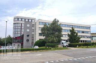 Excellent turnkey office/multi-purpose space of 134 m² for rent, perfectly located along the busy Leuvensesteenweg (N2) and close to the R0 in Zaventem.<br /><br />The recently renovated, bright spaces are part of the high-quality office building "Campus Zaventem", featuring meeting rooms, company restaurant, showers, garden, and a large parking area with charging stations. Available immediately.<br /><br />Contact<strong> PANORAMA B2B</strong> for additional information, plans, or a non-binding site visit at<strong> 0477 09 00 09.</strong>