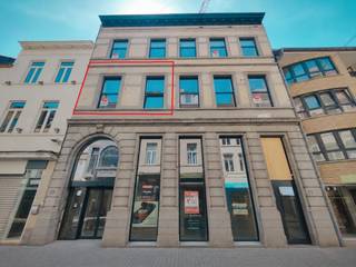 Ontdek dit prachtig, volledig gerenoveerde appartement in een karaktervol en authentiek gebouw, centraal gelegen in het bruisende centrum van de winkelstraat. Dit appartement wordt voor de allereerste keer in gebruik genomen na een totaalrenovatie en combineert hedendaags wooncomfort met de charme van een historisch pand.<br /><br />Bij het binnenkomen komt u terecht in een praktische inkomhal van 2,53 m² met ruimte voor een vestiairekast en een apart gastentoilet van 1,35 m². De lichtrijke leefruimte met open keuken beslaat maar liefst 31,7 m² en biedt een aangenaam zicht op de achterzijde van het gebouw. Aansluitend aan de woonkamer bevindt zich een terras van 6,88 m², ideaal om in alle rust te genieten.<br />Het appartement beschikt over twee slaapkamers van respectievelijk 13,2 m² en 7,2 m². Daarnaast is er een ruime badkamer van 4,7 m² met inloopdouche. Ook is er een bijzonder ruime berging van 5,14 m² waarin alle moderne technieken netjes zijn ondergebracht.<br />Voor optimaal wooncomfort is het volledige appartement uitgerust met vloerverwarming, wat zorgt voor een aangename en gelijkmatige warmteverdeling in elke ruimte.<br /><br />Een unieke kans voor wie op zoek is naar een instapklaar appartement met moderne afwerking op een toplocatie.<br /><br /><strong>Bezoekmomenten zijn mogelijk op woensdagnamiddag 17 juni 2026 en zaterdag namiddag 20 juni 2026.</strong><br />Via de knop "ik heb interesse" vragen we u kort een profiel in te vullen. Daarna nemen we contact op voor een bezoek.<br />Telefonisch kunnen er geen afspraken gemaakt worden.
