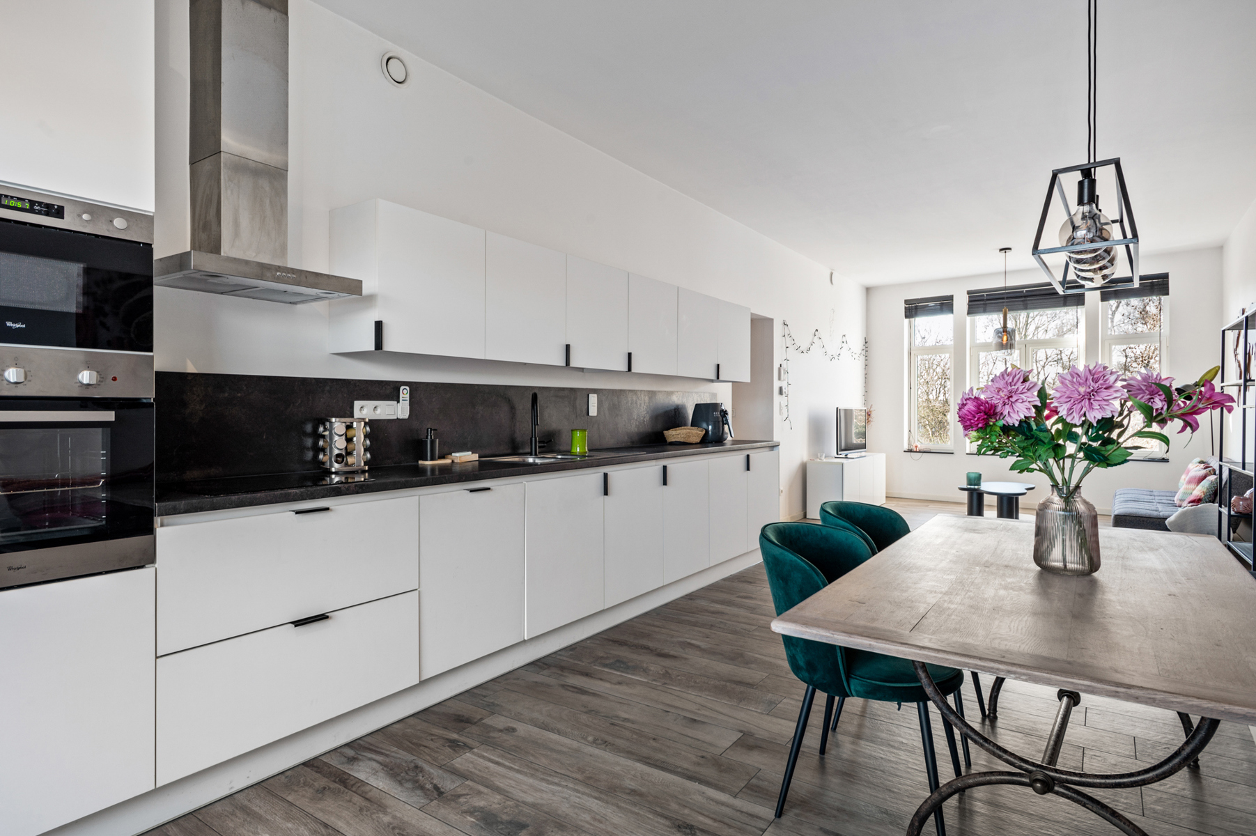 Lichtrijk appartement met terras in statig karakterpand - foto 3
