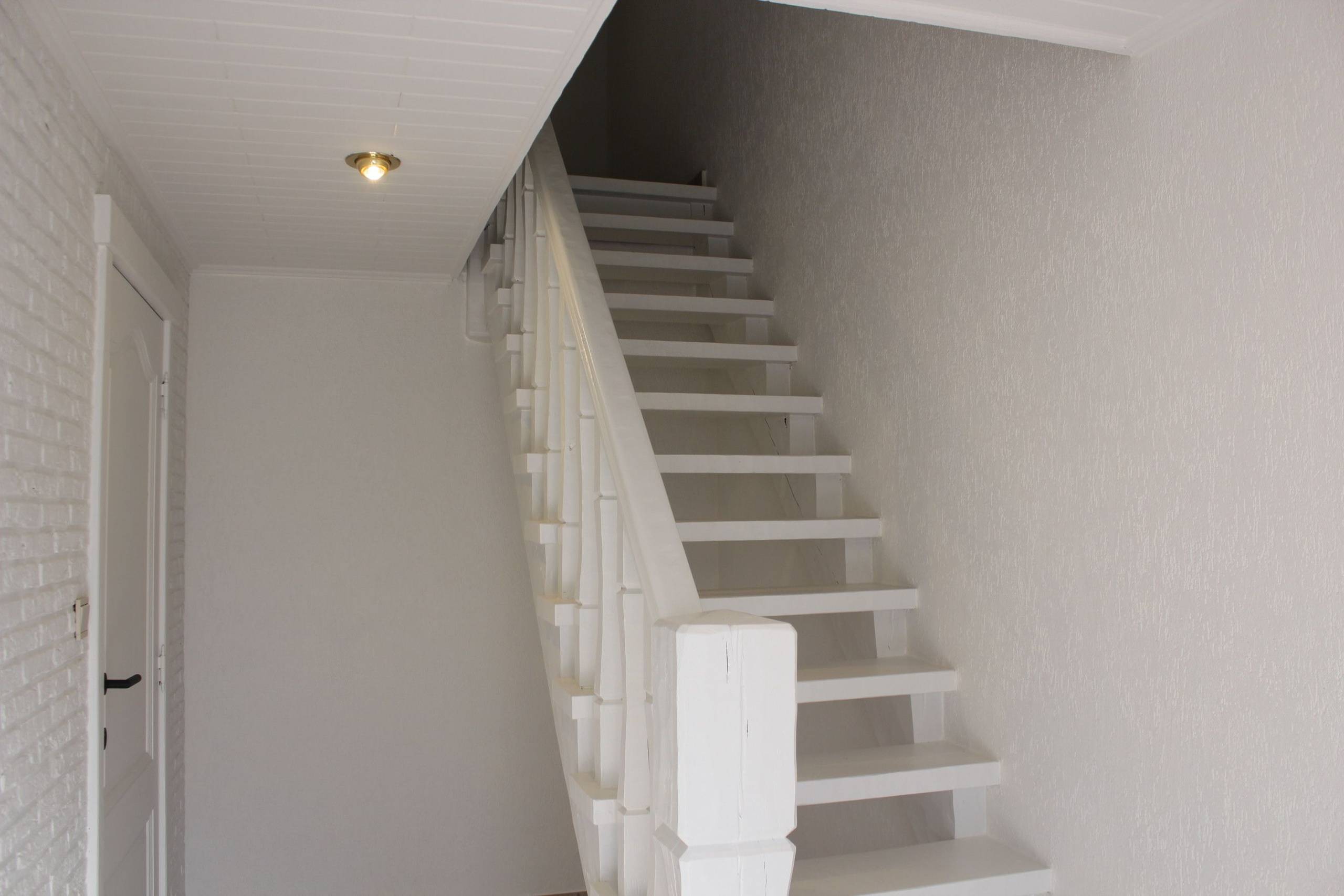 Praktische woning met zonnig terras en dubbele garage in centrum Poperinge. - foto 2