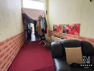 Te renoveren woning te koop in Harelbeke.<br />Bent u op zoek naar een te renoveren woning met heel wat mogelijkheden? <br />Bij het betreden van de woning komt u terecht in de leefruimte, die aansluit op de keuken. Achteraan bevindt zich een smalle en diepe tuin. Daarnaast beschikt de woning over een kelder.<br /><br />Op de eerste verdieping vindt u een slaapkamer en de badkamer. Via een vaste trap bereikt u de zolderverdieping. Hier kunnen, afhankelijk van uw wensen en de indeling, één ruime of zelfs twee extra slaapkamers worden gerealiseerd. Deze woning is ongeschikt-onbewoonbaar verklaard door de gemeente. Contacteer vrijblijvend amber@vastgoednorman.be of 0470111712.