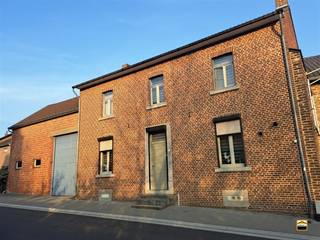 <p><span>Rustig gelegen woning voorzien van 18 zonnepanelen, veel oppervlakte <br />en tal van mogelijkheden </span><span><br /><br />In een landelijke deelgemeente van Borgloon vindt u deze charmante woning op een perceel <br />van ca. 16are 84ca, ideaal voor wie wonen wil combineren met werken, opslag of hobby’s.<br />De woning is voorzien van 18 zonnepanelen (per paneel 320WP).</span></p><p><span>Een absolute troef van deze eigendom is de ruime stalling van 170 m², verdeeld over <br />twee verdiepingen van elk 85 m². Deze indeling biedt bijzonder veel mogelijkheden <br />voor opslag, werkruimte of het combineren van beide.</span></p><p><span>Bij het betreden van de woning komt u binnen in de inkomhal die toegang geeft tot<br />de leefruimte en de leefkeuken. De leefruimte is voorzien van een ingebouwde pelletkachel <br />en de leefkeuken werd uitgerust met airconditioning.</span></p><p><span>Verder beschikt de gelijkvloerse verdieping over een ruime praktische berging, een badkamer <br />en een apart toilet.<br />In de badkamer werd er een douche, een enkele lavabo met meubel en een toilet voorzien.</span></p><p><span>Op de eerste verdieping geeft de nachthal (eveneens voorzien van airconditioning) met toilet<br />toegang tot twee ruime slaapkamers. Daarnaast is er een extra ruimte met de mogelijkheid<br />tot het creëren van 2 extra slaapkamers en met toegang tot een bijkomende zolder van 40m², <br />ideaal als uitbreiding of extra opslagruimte.</span></p><p><span>De woning is bovendien voorzien van een kelder met een waterontkalker.</span></p><p><span>Via de hoge poort van 4 meter, gelegen tussen de woning en de stalling, rijdt u eenvoudig <br />het perceel op. </span></p><p><span>De perceelscore en gebouwscore D in verband met watergevoeligheid heeft te maken met de<br />lagerliggende straat en niet met het perceel zelf.</span></p><p><span>Troeven</span></p><ul><li><span>Groot perceel van 16are 84ca </span></li><li><span>18 zonnepanelen (per paneel 320WP)</span></li><li><span>Ruime stalling van ca. 170 m²</span></li><li><span>Hoge toegangspoort van 4 meter naar het perceel </span></li><li><span>Living en keuken met gelijke, ruime oppervlakte </span></li><li><span>Airco aanwezig (keuken en nachthal) </span></li><li><span>2 ruime slaapkamers </span></li><li><span>Extra ruimte op de eerste verdieping tot het creëren van 2 extra slaapkamers</span></li><li><span>zolderruimte met uitbreidingspotentieel </span></li><li><span>Kelder aanwezig </span></li><li><span>Rustige, landelijke ligging </span></li><li><span>Ideaal voor zelfstandigen, hobbyisten of combinatie wonen/werken </span></li></ul><p><span><br />Kortom, deze eigendom is een unieke kans voor wie op zoek is naar ruimte, flexibiliteit en potentieel. <br />Perfect voor zelfstandigen, hobbyisten of gezinnen die willen genieten van rustig wonen met extra <br />mogelijkheden op eigen terrein.</span></p>