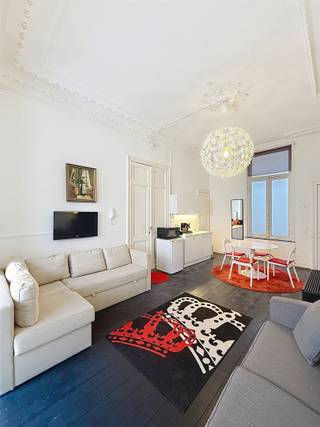 <p><span>Welkom in dit prachtige, volledig gerenoveerde appartement in het hartje van Blankenberge. Dit charmante pied-à-terre combineert klassieke elegantie met moderne comfort en biedt het perfecte toevluchtsoord voor wie geniet van stijl en kwaliteit.</span></p><p><span> </span></p><p><span>Het appartement beschikt over een ruime, licht overdekte woonruimte met indrukwekkende originele plafonddetails en sierlijsten die spreken van de authentieke Belle Époque-architectuur. Grote ramen met elegante gordijnen bieden royaal natuurlijk licht en uitzicht op de pittoreske straten van Blankenberge. De open indeling combineert naadloos het woongedeelte met een praktische keukengelegenheid, perfect voor het bereidden van maaltijden en het ontvangen van gasten.</span></p><p><span> </span></p><p><span>De moderne badkamer is voorzien van een complete douche, praktische kasten en alle voorzieningen die u nodig heeft. Het minimalistisch design en de frisse afwerking zorgen voor een aangenaam wellness-moment.</span></p><p><span> </span></p><p><span>Dit appartement staat bekend om zijn verfijnde inrichting met stijlvolle meubels, kunstvolle accessoires en doordachte decoratieve keuzes. De combinatie van vintage en hedendaagse elementen creëert een warme, gastvrije sfeer die werkelijk onderscheidend is.</span></p><p><span> </span></p><p><span>Gelegen in het centrum van Blankenberge, heeft u direct toegang tot de winkels, restaurants en het charmante strandleven van dit populaire kustdorp. Dit is de ideale plek voor wie ambiance, stijl en een verfijnde levensstijl waardeert.</span></p><p><span>Meer info Bel 050/41.55.50</span></p>
