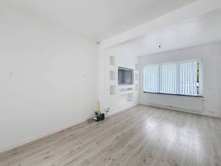 LAEKEN: Dicht bij winkels, openbaar vervoer en alle voorzieningen, prachtige woning met 4 slaapkamers van ±182 m². De indeling is als volgt: Begane grond: woonkamer van ±25 m², eetkamer met volledig uitgeruste keuken (oven, kookplaat, afzuigkap, magnetron, koelkast, vriezer en vaatwasser), toilet, terras van ±6 m² op het noordwesten met tuin van ±83 m²; Op de 1e verdieping: ouderslaapkamer van ±11 m² met kleedkamer en inbouwkasten, badkamer met douche en toilet, slaapkamer van ±9 m². Op de 2e verdieping: doucheruimte met toilet, 2 slaapkamers van ±11 m² en ±12 m²; In de kelder: inpandige garage met aangrenzende buitenparkeerplaats, kelderruimte met aansluiting voor wasmachine en waterontharder. Alle oppervlakten zijn bij benadering. Bedrijfshuurovereenkomst mogelijk. EPC: F, 56 kg/(m²/jaar). Direct beschikbaar.