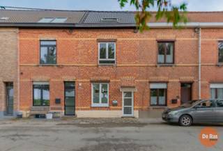 EERSTE KIJKDAG VR. 29/05/26 VAN 16U TOT 18U (op afspraak 053/60.65.60) <br />GRIMBERGEN - Volledig gerenoveerde woning op een uitstekende, rustige en natuurrijke ligging aan de vaart, gelegen in een doodlopende straat. Deze instapklare woning combineert charme, comfort en een praktische indeling en is bovendien ook perfect als investering.<br /><br />Op het gelijkvloers bevindt zich de keuken aan de straatzijde met aansluitend de gezellige leefruimte. Verder is er een apart toilet met wastafel aanwezig en zijn de aansluitingen reeds voorzien voor het creëren van een extra douchekamer.<br /><br />De eerste verdieping beschikt over een ruime slaapkamer en een volledig gerenoveerde badkamer. Op de tweede verdieping bevinden zich nog twee slaapkamers.<br /><br />De woning is asbestvrij, de elektrische installatie is conform en er geldt geen renovatieverplichting. De EPC-score kan bovendien eenvoudig verder geoptimaliseerd worden door het plaatsen van warmtepompen.<br /><br />Dankzij de rustige ligging en de volledige renovatie is dit de ideale woning voor wie op zoek is naar comfortabel wonen in een aangename omgeving. De woning beschikt niet over een tuin of koer.<br /><br />De vermelde prijs is een richtprijs. Na ontvangst van de biedingen zal de verkoper beslissen of hij/zij de eigendom verkoopt aan het beste bod. De richtprijs is aldus niet bindend voor de verkoper.