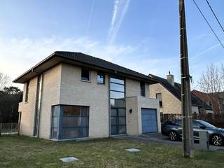 Deze ruime, vrijstaande woning ( ± 160m² bew. opp.) biedt o.a. 2 slaapkamers, een overloop met bureauhoek, een inpandige garage met wasplaats en...