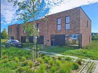 Lot 128 is een halfopen woning die volledig afgewerkt aangeboden wordt. Deze woning staat ruwbouw-winddicht momenteel en kan tamelijk snel instapklaar gemaakt worden. <br />Moderne stijl : 2 bouwlagen en een plat dak. Gelijkvloers : inkom, wc, ruime living, open keuken met eiland, berging. 1ste verdiep : 1 grote slaapkamers voor de ouders, 2 kinderkamers, aparte wc, badkamer ingericht met ruime inloopdouche en badkamermeubel met dubbele lavabo, technische ruimte. Grote tuin met goeie oriëntatie die tevens toegankelijk is via de achterkant. Parkeerplaats inbegrepen.<br />Bespaar fors op je energiefactuur, dankzij het doorgedreven isolatiepakket, warmtepomp met vloerverwarming, ventilatiesysteem D en zonnepanelen.<br /><br />Deze woning wordt gebouwd in een nieuw woonproject in het centrum van Beveren-Leie, meer bepaald op de site Vanmarcke tussen de Sint-Jansstraat en de Grote en Kleine Heerweg. Rustig gelegen in een doodlopende straat en voldoende groene ruimte aanwezig.<br />Goeie mobiliteit met winkels, scholen en ontspanningsmogelijkheden vlakbij.<br /><br />Prijs excl. btw en kosten. Download de brochure via https://durabrik.immo/beveren-leie<br /><br />Bezoek onze kijkwoning ter plaatse op afspraak !<br />Bij Durabrik ben je zeker van een vaste prijs. Geen budgettaire verrassingen dus tijdens je bouwtraject.<br />Heb je vragen? Contacteer dan je bouwadviseur via 09 280 60 60 of mail naar info@durabrik.be.<br /><br />*afbeeldingen en oppervlaktes zijn indicatief