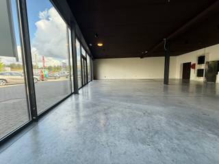 <p>Recente toonzaal / bureelruimte van ca. 155m² met zéér goede zichtbaarheid.</p>
<p>Indeling & omschrijving:<br />De ruimte bestaat uit een moderne toonzaal/bureel met een gepolierde betonvloer met hoge draagkracht en een aparte toiletruimte.<br />Aan de achterzijde bestaat de mogelijkheid om een opslagplaats of werkplaats bij te huren, ideaal voor combinatie van kantoor en logistieke activiteiten.</p>
<p><span>Extra info: kadastraal inkomen ten laste van de huurder</span> I EPC label B I watertoets: P-score: B I G-score: B I vlotte aansluiting op de E313 I gelegen nabij Shopping Park Olen I moderne en professionele uitstraling.</p>