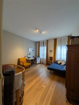 Adembenemende duplex van 139 m² gelegen aan de Vlaamse Steenweg, in het bruisende centrum van Brussel. Deze uitzonderlijk ruime woning strekt zich uit over twee verdiepingen en biedt een royale leefruimte, perfect voor gezinnen die op zoek zijn naar comfort en ruimte in de stad.De duplex telt maar liefst drie slaapkamers van respectievelijk 23 m², 19 m² en 15 m², wat volop flexibiliteit biedt: een gezinskamer, een bureau of een logeerkamer, alles is mogelijk. Comfortabel wonen wordt nog vergemakkelijkt door de aanwezigheid van twee wc's en een voorziening voor een wasmachine. Het aangename terras van 16 m² met zicht op de Vlaamse Steenweg is de ideale plek om buiten te vertoeven, te ontbijten of te genieten van een rustig moment boven het straatgewoel.Dankzij de centrale ligging ben je op wandelafstand van de Beurs, De Munt, het Dansaertkwartier en tal van winkels, horeca en openbaar vervoer.Het appartement beschikt over een eigen kelderberging. Bewoners kunnen daarnaast gebruikmaken van de gemeenschappelijke fietsenstalling, ideaal voor wie graag met de fiets de stad intrekt vanuit deze centrale ligging.Dankzij de zeer lage algemene kosten van het gebouw is deze duplex een uitstekende opportuniteit, zowel voor eigen bewoning als als investering.