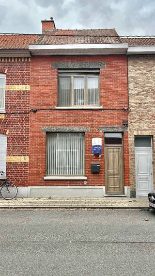 Indeling:<br />Inkomhal, leef- en zitruimte met twee individuele gaskachels. Beneden én boven is er airco (lucht-lucht) voor zowel koeling als verwarming. Verder is er een badkamer, een kelder en een uitbouw die nog de nodige afwerking vereist.<br />Verdieping 1: Twee slaapkamers en een tussenhal met vaste trap naar de geïsoleerde zolder.<br />Pluspunten:, HR-beglazing, Nieuwe voordeur en nieuwe keuken, Vergunde uitbouw, Tuin met tuinhuis (recent vernieuwd dak), Trap werd versterkt en verbreed. Ieder bod vanaf 164.000 euro is welkom!<br />Neem vrijblijvend contact op met maggie@vastgoednorman.be of 0479402404.