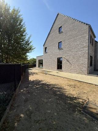 <p>Afgewerkte instapklare nieuwbouw AAN 6%</p><p>Instapklare, energiezuinige nieuwbouwwoning in rustige groene omgeving</p><p>Bent u op zoek naar een moderne, instapklare woning waar u enkel nog hoeft te verhuizen?<br />Deze prachtige nieuwbouwwoning combineert hedendaags wooncomfort met een rustige, groene ligging — ideaal voor gezinnen of koppels die ruimte en rust waarderen.</p><p>Belangrijkste troeven:</p><p>4 grote slaapkamers.</p><p>Moderne keuken uitgerust met alle nodige toestellen</p><p>Stijlvolle badkamer inloopdouche, ligbad en wastafel</p><p>Lichtrijke leefruimte met zicht op de tuin</p><p>Energiezuinig dankzij zonnepanelen en uitstekende isolatie</p><p>warmtepomp vailliant</p><p>Oplaadpunt voor elektrische wagen</p><p>Regenwaterput met recuperatiesysteem</p><p>Volledig afgewerkt en instapklaar</p><p>Rustige, groene omgeving met vlotte verbinding naar winkels, scholen en openbaar vervoer</p><p>de woning kan verkocht worden aan 6% btw</p><p>Deze woning biedt een perfecte combinatie van comfort, stijl en duurzaamheid.<br />Verhuizen was nog nooit zo eenvoudig — gewoon intrekken en genieten!</p><p>Geen onnodige voorschotten tijdens bouwwerken, je ziet en merkt meteen ter plaatse wat je aankoop omvat!</p><p>📞 Rechtstreeks te koop van de eigenaar – geen makelaarskosten.</p>