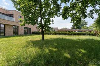 Ruim en energiezuinig nieuwbouw gelijkvloersappartement (128 m²) met tuin in het centrum van Brecht.Verkoop onder registratierechten (mogelijk 2% bij...