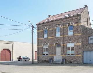Maison de maître pleine de charme avec 5 chambres, 2 salles de bain, une cave, une grande terrasse et un jardin soigné avec piscine, sur un terrain...