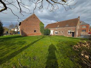 Deze karaktervolle open bebouwing, een authentieke boerderijwoning uit de 19de eeuw, is gelegen in het hart van de Denderstreek op een perceel van...