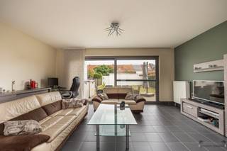 <p><span>In de gegeerde Andernachstraat te Ekeren bevindt zich deze verzorgde en energiezuinige gezinswoning, gelegen in een recente en kindvriendelijke verkaveling. </span></p><p><span>De rustige doodlopende straat met aangrenzend speeltuintje biedt een aangename woonomgeving voor gezinnen, terwijl winkels, scholen, openbaar vervoer, het centrum van Ekeren en de oprit van de autosnelweg zich op korte afstand bevinden.</span></p><p><span> </span></p><p><span>Deze kwalitatief afgewerkte woning geniet van een overvloed aan natuurlijke lichtinval en combineert comfort met een praktische indeling. </span></p><p><span>Op het gelijkvloers bevinden zich een inkomhal met gastentoilet, een lichtrijke leefruimte met zicht op de tuin en een volledig uitgeruste open keuken van Dovy. </span></p><p><span>Verder bevindt zich op het gelijkvloers een aparte praktische garage.</span></p><p><span>De verzorgde tuin met terras vormt een ideale plek om in alle rust te genieten van het buitenleven.</span></p><p><span>Op de eerste verdieping bevinden zich drie slaapkamers en een comfortabele badkamer uitgerust met bad en douche, wastafel en toilet. </span></p><p><span>De afgewerkte zolderverdieping biedt extra mogelijkheden als slaapkamer, bureau, hobbyruimte of speelkamer, aangevuld met praktische bergruimte.</span></p><p><span> </span></p><p><span>Extra:</span></p><p><span>- Rolluiken</span></p><p><span>- Regenwaterrecuperatie</span></p><p><span>- Gunstige energiescore! (106 kWh/(m² jaar))</span></p><p><span>- Zonnepanelen</span></p><p><span>- Airco</span></p><p><span>- Kwalitatieve afwerking</span></p><p><span> </span></p><p><span>Kortom, een uitstekend onderhouden en volledig instapklare woning op een toplocatie in Ekeren, waar rust, bereikbaarheid en wooncomfort hand in hand gaan.</span></p>