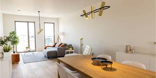 Prachtig appartement B21.602 in residentie CityGarden is op de 6de verdieping gelegen en heeft een opp. van ca. 117 m². Het app. omvat een inkom met gastentoilet, berging, badkamer, apart toilet, 2 slpk., leefruimte met keuken en W-georiënteerd ruim terras (ca. 35 m²) met zicht op de binnentuin. Het appartement is voorzien van vloerverwarming en warmtepomp. De verwarming gebeurt via een eigen warmtenet (KWO-systeem met warmtepomp) dat in de zomer tevens ook voor koeling zorgt. Je wagen parkeer je vlot en gemakkelijk ondergronds. <br />Bij elk app. hoort een ondergrondse autostaanplaats en/of garagebox. Deze dient apart bij aangekocht te worden. Verder kun je een kelderberging of oplaadpunt bijkopen.<br />Vrije keuze bij verschillende leveranciers voor de binnen afwerking (vloertegels, badkamer &amp; keuken, etc.) Meer info? Contacteer onze sales consultants Inge Vancluysen of Marisa Marasco op het nr. 011 41 33 23.