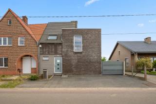Ontdek deze ruime gezinswoning op een perceel van 5 are, gelegen in het mooie en rustige Geetbets. De woning beschikt over 4 volwaardige slaapkamers en een lichtrijke open leefruimte met een harmonieuze combinatie van keuken, woon- en eetkamer.<br />Ideaal voor comfortabel wonen en gezellig samenzijn.<br /><br />Gelegen in een groene, rustige buurt nabij winkels, scholen en andere voorzieningen, biedt deze woning het beste van beide werelden. De zuidoostgerichte tuin zorgt voor aangename lichtinval gedurende de dag. Bovendien beschikt u over een garage en ruime parkeermogelijkheden.<br /><br />Met een EPC-score C is dit een energiezuinige keuze. Het pand is momenteel verhuurd; de huidige huurder wenst graag te blijven en staat open voor een nieuw huurcontract—een interessante opportuniteit voor investeerders die op zoek zijn naar een zorgeloze opbrengsteigendom.