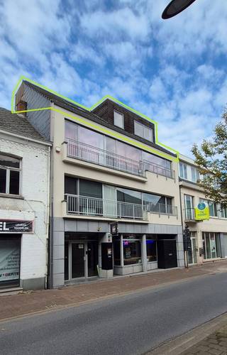 <p><strong><span>Gezellig dakappartement met 1 slaapkamer, terras en autostaanplaats</span></strong></p>
<p><span>Bent u op zoek naar een appartement of een interessante investering? Dan is dit gezellige dakappartement met een bewoonbare oppervlakte van </span><strong><span>85 m²</span></strong><span> zeker een bezoek waard.</span></p>
<p><span>Het appartement beschikt over een inkomhal met apart toilet, een lichtrijke woonkamer met directe toegang tot het aangename terras, waar u in alle rust kunt genieten van de buitenlucht. De open keuken sluit naadloos aan op de leefruimte en beschikt over een praktische berging.</span></p>
<p><span>Verder vindt u een slaapkamer met aansluitend een badkamer, uitgerust met een comfortabele inloopdouche. Daarnaast beschikt het appartement over een privatieve kelderberging, een autostaanplaats achter het gebouw en een lift, wat het wooncomfort extra verhoogt.</span></p>
<p><span>Het appartement is momenteel verhuurd met een </span><strong><span>huurovereenkomst van 3 jaar</span></strong><span>, gestart op </span><strong><span>15 april 2025</span></strong><span>, waardoor het ook een interessante opportuniteit vormt voor investeerders die op zoek zijn naar een onmiddellijk rendement.</span></p>
<p><strong><span>Troeven:</span></strong></p>
<ul>
<li><span>85 m² bewoonbare oppervlakte</span></li>
<li><span>Gezellig dakappartement</span></li>
<li><span>Woonkamer met toegang tot het terras</span></li>
<li><span>Open keuken met praktische berging</span></li>
<li><span>1 slaapkamer</span></li>
<li><span>Badkamer met inloopdouche</span></li>
<li><span>Apart toilet</span></li>
<li><span>Privatieve kelderberging</span></li>
<li><span>Autostaanplaats achter het gebouw</span></li>
<li><span>Lift aanwezig</span></li>
<li><span>Momenteel verhuurd (contract gestart op 15/04/2025), ideaal als investering</span></li>
<li><span>De gevel van het gebouw wordt weldra in een lichte neutrale kleur geschilderd!</span></li>
</ul>