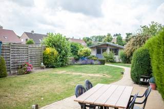 <p>Rustig gelegen woning met 3 slaapkamers dicht bij het centrum van Beveren-Leie. Deze woning beschikt over alle moderne comfort en is voorzien van zonnepanelen.</p>

<p><strong>Indeling:</strong></p>

<p>Inkomhal met toilet - zithoek met houtcassette - eetkamer - grote volledige ingerichte leefkeuken met eiland en ontbijttafel - veranda met automatische zonnewering - garage - nachthal - badkamer - 3 ruime slaapkamers - bureauruimte - vaste trap naar volledig geïsoleerde zolder (extra kamer mogelijk) - zongerichte, gezellige tuin met tuinhuis achteraan</p>

<p><strong>Energiezuinig</strong></p>

<p>De verwarmingsketel werd volledig vernieuwd (hoogrendementsketel) en de woning is voorzien van zonnepanelen. </p>

<p><strong>Troeven:</strong></p>

<p>-modern comfort door recente vernieuwingen</p>

<p>-dicht bij scholen, openbaar vervoer en winkels</p>

<p>-vlotte verbinding naar Waregem en Kortrijk</p>

<p>-rustig gelegen </p>

<p>-garage + parking voor de deur<br /> </p>

<p>Is deze woning iets voor jou? Aarzel dan niet om contact met ons op te nemen om een bezoek in te plannen.</p>