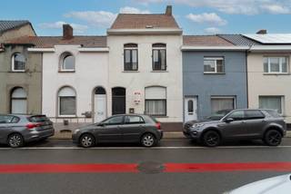 Wie op zoek is naar een gezinswoning die nog naar eigen smaak gezet kan worden is hier aan het juiste adres. De woning is gelegen op een centrale locatie te Stasegem en geniet bijgevolg een uitstekende verbinding met voorzieningen.<br /><br />De inkomhal biedt toegang tot de lichtrijkewoonkamer. De hoge plafonds vallen meteen op. Achterliggend bevindt zich een ruime leefkeuken met voldoende plaats voor een eethoek. Achteraan bevindt zich de badkamer (wordt momenteel vernieuwd) en een praktische berging. <br /><br />Op de eerste verdieping zijn 3 ruime, op te frissen slaapkamers. Via de vaste trap begeeft u zich naar de zolderverdieping waar eveneens een slaapkamer voorzien kan worden.<br /><br />De woning beschikt over een leuke tuin en achteraan een garagebox dewelke te bereiken is via de uitweg.<br /><br />EPC: 624 kWh/(m²/jaar) - UC: 3159910<br />Referentie: YP/25070/K