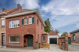 Welkom in <strong>Peperstraat 62</strong>, waar deze <strong>volledig gerenoveerde halfopen bebouwing</strong> klaarstaat voor haar nieuwe bewoners. De woning kreeg een totale make-over en combineert modern comfort met een warme, huiselijke sfeer. Dankzij de <strong>centrale ligging</strong> vlak bij <strong>Heule centrum</strong> en de <strong>vlotte verbinding met de invalswegen</strong>, woon je hier echt op een toplocatie.<br /><br /><span><span><span><span><span>De inkomhal leidt je naar een <strong>veelzijdige kamer</strong> aan de voorzijde — ideaal als bureau, hobbyruimte of speelhoek. Verder vind je er een <strong>gastentoilet</strong> en toegang tot de <strong>kelder</strong>. De <strong>gezellige leefruimte</strong> sluit naadloos aan op de <strong>volledig uitgeruste keuken</strong> met zicht op de tuin. Achterin de keuken bevindt zich een <strong>praktische berging</strong> met aansluiting voor wasmachine.</span></span></span></span></span><br /><br /><span><span><span><span><span>Boven bevinden zich <strong>twee ruime slaapkamers</strong> en een <strong>badkamer</strong> met dubbele lavabo, douche en toilet. De <strong>zolderverdieping</strong> werd omgetoverd tot een <strong>vierde slaapkamer</strong> met prachtige <strong>houten balken</strong> en <strong>authentieke bakstenen muur</strong> — pure charme!</span></span></span></span></span><br /><span><span><span><span><span>Buiten geniet je van een <strong>tuin van 400 m²</strong> met <strong>achteruitgang</strong>, een <strong>oprit</strong> en een <strong>garage</strong> naast de woning.</span></span></span></span></span><br /><br /><span><span><span><span><span><strong>Troeven:</strong><br />✅ Conforme elektriciteit – 12 zonnepanelen<br />✅ Nieuw dak<br />✅ EPC-label B</span></span></span></span></span><br /><br /><span><span><span><span><span>Klaar om hier jouw nieuw hoofdstuk te beginnen?<br /><strong>Contacteer<br />Matthis </strong>via<strong> 0477 804 350 </strong>- <strong>matthis@dekeyser.immo<br />Yorben</strong> via <strong>0468 18 80 61</strong> - <strong>yorben@dekeyser.immo</strong>  en plan je bezoek!</span></span></span></span></span><br /> 