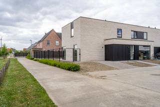 Gelegen op een boogscheut van het centrum van Roeselare vinden we deze perfect instapklare half open nieuwbouwwoning. Mede dankzij zijn optimale ligging ( gelegen in een doodlopende straat met een prachtig zuid/west oriëntatie) en zijn perfecte instapklare afwerking is deze woning absoluut een parel. <br />Deze woning wordt momenteel gebruikt als kijkwoning en is bijgevolg volledig geschilderd, voorzien van verlichtingsarmaturen en gordijnen.<br />Op de benedenverdieping vinden we een mooie leefruimte die uitgeeft over de volledige tuinzijde, aansluitend is er een mooie open keuken met eiland (voorzien van alle inbouwtoestellen met een natuurstenen werkblad). Palend aan de keuken is er een zeer ruime berging die eveneens vanaf de voorzijde van de woning toegankelijk is (ideaal om efficiënt uw boodschappen te lossen). De benedenverdieping werd eveneens voorzien van vloerverwarming.<br />Op de bovenverdieping vinden we 3 mooie slaapkamers, een afzonderlijk toilet en een badkamer met een dubbel lavabomeubel, inloopdouche en bad.<br />Oprit reeds aangelegd, de tuin werd inmiddels omheind en is voorzien van een ruim aangelegd terras. <br />E-peil 24 / Zonnepanelen voorzien voor 3080 Wp<br />Contacteer voor bezoek: Floris / <span><strong>M. 0496/101.201</strong></span>