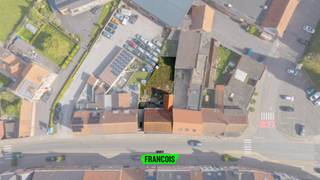 Ontdek deze woning te koop in Poelkapelle, gelegen langs de Brugseweg 136. Deze gezinswoning biedt tal van mogelijkheden en is ideaal voor wie zijn eigen woonst naar smaak wil afwerken.<br /><br />Met een bewoonbare oppervlakte van 185,15 m² beschikt deze ruime woning in Poelkapelle over een praktische indeling met drie volwaardige slaapkamers, waaronder één met dressing, en een badkamer. De woning bevindt zich momenteel in renovatie, waardoor u nog de kans krijgt om de afwerking en inrichting volledig naar eigen wens te bepalen. Buiten geniet u van een ruime tuin, perfect voor ontspanning en gezellige momenten. Dankzij de centrale ligging nabij het centrum van Poelkapelle en de vlotte verbinding naar Ieper en Roeselare, woont u hier rustig en toch uitstekend bereikbaar.<br /><br />Interesse in deze woning te koop in Poelkapelle? Contacteer Immo Francois en plan vandaag nog uw bezoek. Wij zijn actief in Ieper en deelgemeenten en begeleiden u graag bij elke stap.<br /><br />Woning verkopen in Poelkapelle? Vraag je gratis schatting aan bij Immo Francois via ieper@immofrancois.be.<br /><br />
