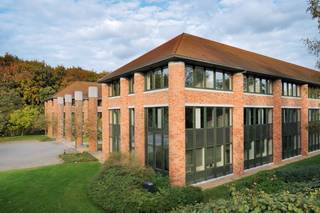 Fantastisch gelegen kantoorruimte van 118 m² te koop op slechts 2 min van de R0 op- en afrit.De instapklare kantoren situeren zich op de eerste en...