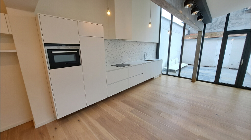 Gerenoveerde 2-slaapkamerwoning met ruim Terras te huur in Brugge - foto 3