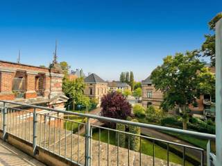 <p><span>Wij zijn vereerd om dit welonderhouden 3-slaapkamerappartement binnen de ring van Leuven, op wandelafstand van het historisch centrum en vlakbij alle belangrijke invalswegen met 3 slaapkamers met een garagebox te huur aan te bieden. Dit appartement op een topligging is gesitueerd op de derde verdieping van de welonderhouden residentie, genaamd “De Gouden Sleutel”. Het appartement met een netto-bewoonbare oppervlakte van 141 m² omvat een inkomhal met gastentoilet, een lichtrijke living uitgevend op een dakterras en een volledig open ingerichte keuken. Verder zijn er nog drie slaapkamers, waarvan één met een perfect geörienteerd balkon en een aparte douchekamer met toilet, een badkamer met een ligbad en een praktische berging of wasruimte. Er is een garagebox inbegrepen in de maandelijkse huurprijs. Maandelijkse lasten: 150,00 Euro (inclusief onderhoud gemene delen). De nutsvoorzieningen zijn apart af te sluiten. Het appartement is onmiddellijk beschikbaar. Kortom, dit instapklaar en welgelegen appartement is zeker een bezoek waard. Een absolute buitenkans. Voor snelle beslissers.</span></p><p><span> </span></p>