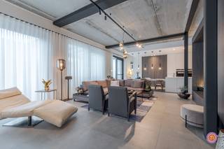 *2% registratie wanneer je voldoet aan de voorwaardenVandaag nemen we je mee naar deze luxueuze loft op het gelijkvloers van Residentie Graanmolens...