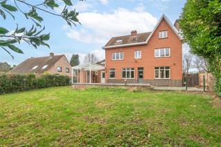 Century21 ImmoNero stelt voor: Prestigieuze villa van 373m2 op hoekperceel van 1.052m2. Uiterst ruime woning die in 2024 gedeeltelijk is...