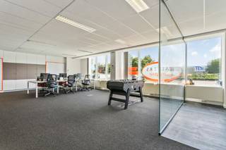 Good located office building with visibility on the Leuvensesteenweg. Different units can be linked together in order to create larger surface areas.<br />Parking ratio: 1/42 sqm<br />Parking outside: 350 €/place/year.<br />Archives: 86 sqm (50€/sqm).