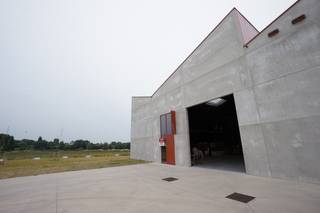 Grote loods 227m² gelegen te Wervik met mezzanine van 108m²Enkel te gebruiken als bedrijf met economische activiteit of stockageruimte * gepolierde...