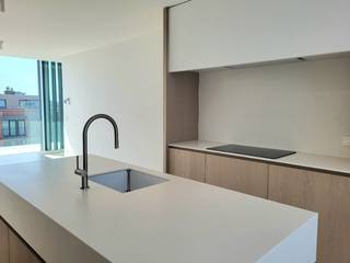 Ruime zuid-gericht penthouse gelegen in het centrum van Koksijde-Bad op het 6de verdiep van de nieuwbouwresidentie 'Coxy-Dunes'. <br />Dit 2-slaapkamer appartement werd tot in de puntjes afgewerkt en omvat: <br />Inkom, woonkamer met open keuken voorzien van een ruime berging, 2 slaapkamers met inmaakkasten, badkamer met inloopdouche, toilet en 2 ruime terrassen waar u de hele dag door kunt genieten van de zon en avondzon.