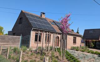 Zeer ruime woning met vernieuwde aanbouw gelegen in een rustige straat nabij de dorpskern van Betekom. Scholen, winkels, sportinfrastructuur...