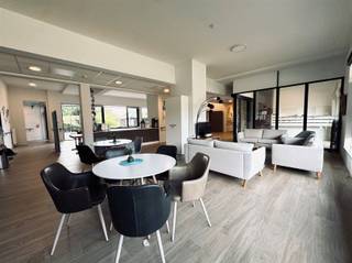 Op zoek naar een assistentiewoning met zonnig terras en leuke wandelroutes in het gezellige Rupelmonde? Lees dan zeker verder! De flat is volledig afgewerkt met kwalitatieve duurzame en onderhoudsvriendelijke materialen en is natuurlijk volledig aangepast aan de noden van rolstoelgebruikers.Residentie Mercator is niet alleen rustig gelegen in het groen en in de nabijheid van openbaar vervoer, warenhuis en apotheker. U kan bovendien ook genieten van diverse gemeenschappelijke diensten en faciliteiten zoals de ontmoetingsruimte, cafetaria, recreatieruimte, . . .Dit serviceflat omvat een lichtrijke leefruimte met volledig ingerichte open keuken, ruime slaapkamer voorzien van ingemaakte kleerkasten, moderne ruime badkamer met inloopdouche, lavabo met lavabomeubel en hangtoilet. Bovendien beschikt deze flat over een zonnig terras en een parkeerplaats. Een fijne woonervaring verzekerd, aangezien Thuis Comfort u zal begeleiden door het gehele proces. Nog enkele troeven van dit serviceflat die we even willen benadrukken: 65 plus is niet noodzakelijk, kwalitatieve gordijnen voorzien, ingemaakte kasten in slaapkamer, noodknoppen aanwezig in slaapkamer, badkamer en leefruimte/keuken, algemen permanentie, inboedelverzekering inbegrepen, administratieve ondersteuning, gebruik en onderhoud van de gemeenschappelijke ruimtes inbegrepen in huurprijs... De huurprijs per maand is indicatief, residentie Mercator werkt met een dagprijs en die bedraagt: - 23,79 euro wooncomponent- 12 euro dienstcomponent Het serviceflat is beschikbaar vanaf heden. Interesse in deze prachtige flat? Aarzel dan zeker niet ons te contacteren!