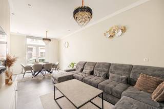 <p><span> </span></p><p><span>Op zoek naar een ruime, instapklare woning in een rustige, kindvriendelijke buurt? Deze charmante woning in Borgerhout combineert hedendaags comfort met een praktische indeling, op wandelafstand van het groene Krugerpark en met alle voorzieningen binnen handbereik. Ideaal voor gezinnen die ruimte, licht en een goede ligging zoeken!</span></p><p><span> </span></p><p><span>Ruimtelijk & lichtrijk</span></p><p><span>Via de inkomhal, afgewerkt met een onderhoudsvriendelijke tegelvloer en voorzien van natuurlijk licht, kom je binnen in de woning. Van hieruit heb je toegang tot de ruime leefruimte van ca. 28 m², waar salon en eetplaats mooi in elkaar overvloeien. De grote raampartijen zorgen hier voor een aangename lichtinval en een gezellige sfeer.</span></p><p><span>Achteraan bevindt zich de volledig vernieuwde keuken, uitgevoerd in een tijdloos design met witte greeploze kasten en een donker werkblad. Je beschikt hier over kwalitatieve toestellen, waaronder een 5-pits gasfornuis, oven, vaatwasser en Smeg koelkast en diepvries. De elektrische lichtkoepel zorgt voor extra daglicht, wat deze ruimte bijzonder aangenaam maakt om te koken en te leven.</span></p><p><span>Aansluitend vind je het aparte gastentoilet en de compacte, zuidgerichte koer – ideaal voor een koffietje in de zon.</span></p><p><span> </span></p><p><span>Comfort & ruimte</span></p><p><span>Op de eerste verdieping geeft de nachthal toegang tot twee volwaardige slaapkamers en een uitzonderlijk ruime badkamer. Deze is uitgerust met een grote inloopdouche, een tweede toilet, een lavabomeubel en aansluitingen voor was- en droogmachine, netjes verwerkt in maatkasten.</span></p><p><span>De tweede verdieping herbergt nog eens twee slaapkamers, waarvan één met toegang tot de zolderruimte. De kamers zijn afgewerkt met een laminaatvloer en bieden tal van mogelijkheden: kinderkamers, bureau of hobbyruimte.</span></p><p><span> </span></p><p><span>Extra bergruimte vind je zowel op zolder als in de kelder, ideaal voor stockage. De indeling van de woning is overzichtelijk en praktisch, zoals ook duidelijk blijkt uit het grondplan.</span></p><p><span> </span></p><p><span>Rustig wonen vlakbij groen en stad</span></p><p><span>De woning is gelegen in een rustige straat in Borgerhout, vlakbij het Krugerpark, waar je heerlijk kunt wandelen, sporten of ontspannen. In de buurt vind je tal van winkels, scholen en openbaar vervoer. Dankzij de vlotte verbinding naar de Ring ben je bovendien snel in en uit de stad.</span></p><p><span> </span></p><p><span> </span></p>