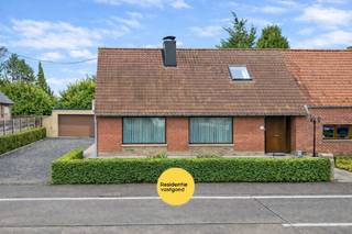 Welkom in de Korenbloemstraat 113A te Torhout, waar deze verzorgde halfopen bebouwing u een ideale combinatie biedt van rust en bereikbaarheid. De woning is gelegen in een landelijke omgeving, met een vlotte verbinding naar het centrum van Torhout, Baliebrugge en de autosnelweg.<br /><br />Interessante investeringsopportuniteit: bij aankoop blijven de huidige eigenaars levenslang in de woning wonen als huurders. Dit biedt u als koper een stabiele en zorgeloze huuropbrengst, met garantie op goed onderhoud van de woning.<br /><br />Bij het binnenkomen wordt u verwelkomd in een ruime inkomhal die toegang biedt tot de lichtrijke leefruimte. De woon- en eetkamer genieten dankzij de grote raampartijen van een aangename lichtinval en vormen samen met de gezellige zithoek een harmonieus geheel.<br />De praktische keuken is uitgerust en beschikt over voldoende werk- en bergruimte, ingebouwde toestellen en een aansluitende berging.<br /><br />Op de verdiepingen vindt u momenteel drie slaapkamers, met de mogelijkheid tot het creëren van een vierde kamer. Verder zijn er twee badkamers aanwezig, wat zorgt voor extra comfort.<br /><br />Buiten geniet u van een onderhoudsvriendelijke tuin waar het aangenaam vertoeven is. Daarnaast beschikt de woning over een ruime garage en een praktische werkplaats met overdekt terras — ideaal voor opslag, hobby of ontspanning.<br /><br /><br />De vermelde prijs betreft een richtprijs. Elk bod wordt voorgelegd aan de eigenaar, die zich het recht voorbehoudt om dit al dan niet te aanvaarden.