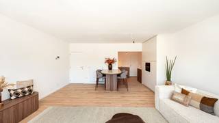 Mooi vernieuwd appartement met 2 slaapkamers in het brede gedeelte van de Pannenstraat te Heist-aan-Zee. Goed gelegen vlakbij alle winkels, de sportfaciliteiten liggen tegenover het gebouw en het strand op wandelafstand. Interessant als tweede verblijf of vaste woonst. <br /><br />Een kleine residentie eveneens compleet gerenoveerd met een aangenaam open zicht en privacy. <br /><br />Energielabel A, volledig asbestveilig en een conforme elektrische installatie. <br /><br />Indeling: inkomhal, een prachtige woonkamer met parketvloeren, een halfopen en modern ingerichte keuken, achteraan twee volwaardige slaapkamers en een ingerichte douchekamer. Achteraan het appartement nog een aangenaam terras. <br /><br />Meer informatie of een vrijblijvend bezoek? Graag na afspraak met Willem Cauwels op tel 050.89.27.70